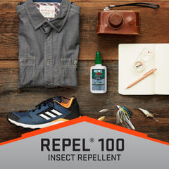 Repel botella en mochila durante acampada para seguridad al aire libre