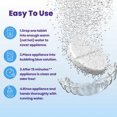 Retenedor transparente en vaso con solución Retainer Brite, limpieza efectiva