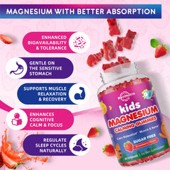 ReviNutra mano sosteniendo gomita, demostrando tamaño amigable para niños