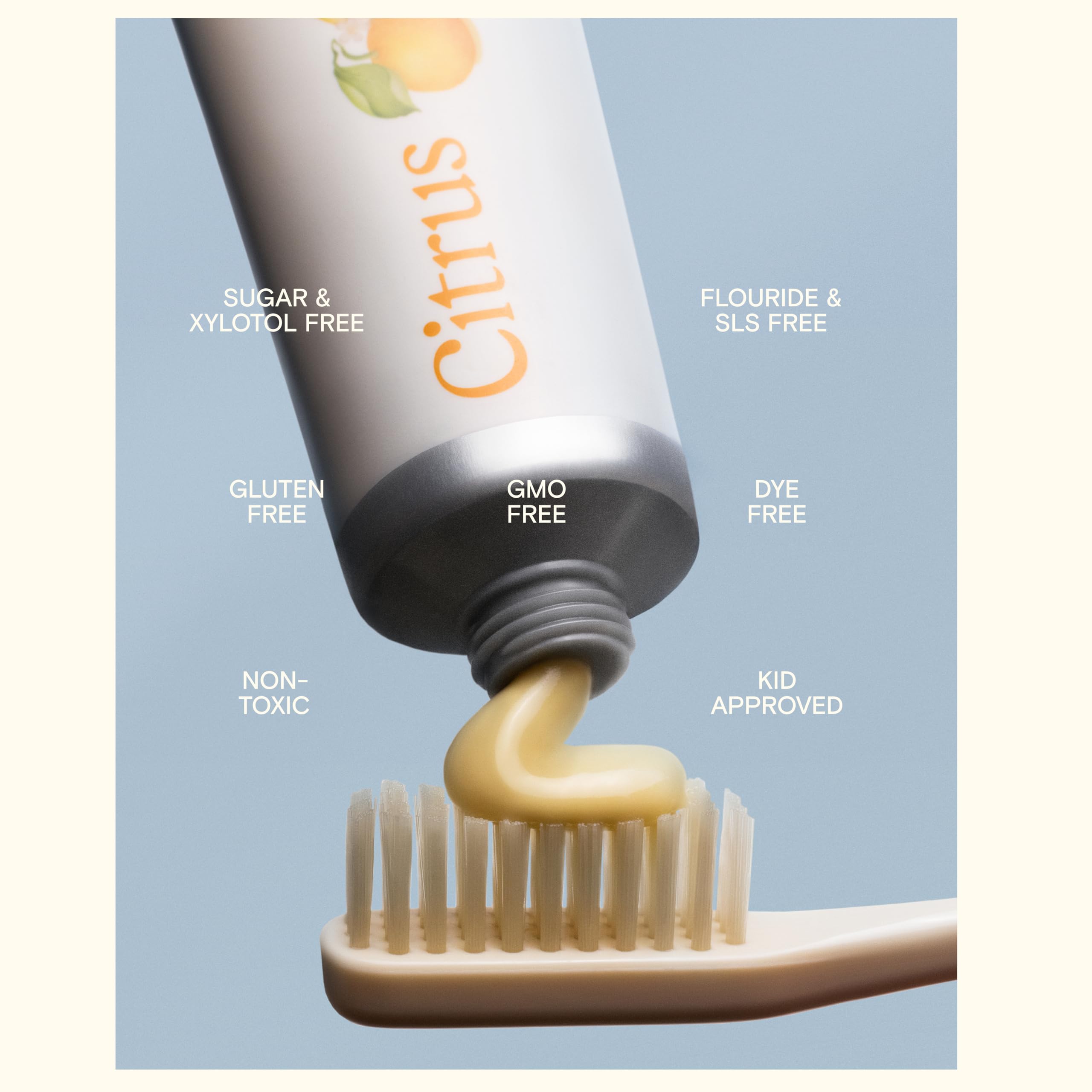 Revitin en uso sobre cepillo dental demostrando fácil extensión