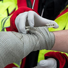 RHINO RESCUE vendaje junto a objetos comunes para comparativa de tamaño