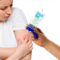 Aplicación de Rhuli gel en brazo para calmar picaduras y comezón