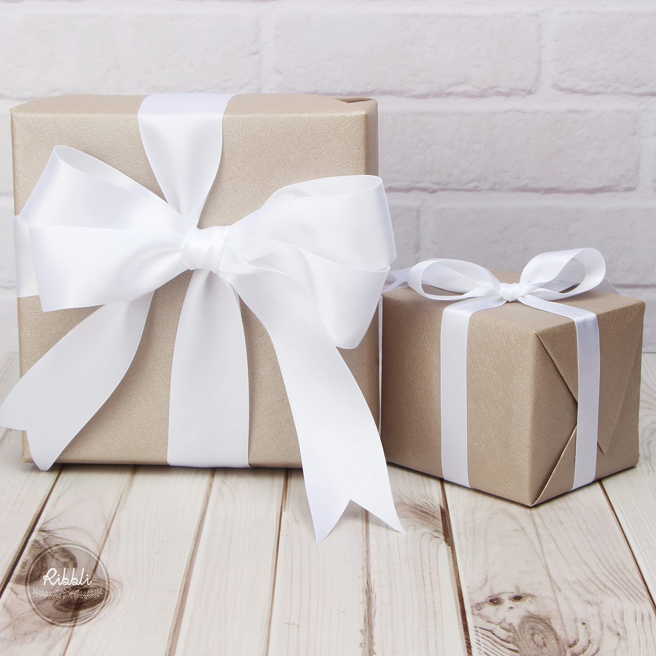 Ribbli cinta formada en lazo decorativo para regalo, acabado profesional