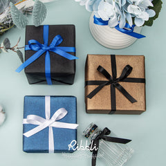 Ribbli cinta formando lazo en regalo, aporta acabado profesional
