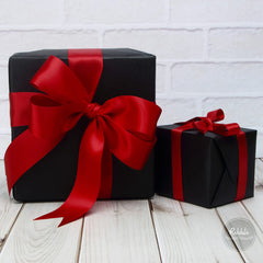 Ribbli cinta usada formando lazo en regalo aporta presentación elegante