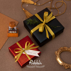 Ribbli cinta usada en un lazo de regalo para acabado elegante