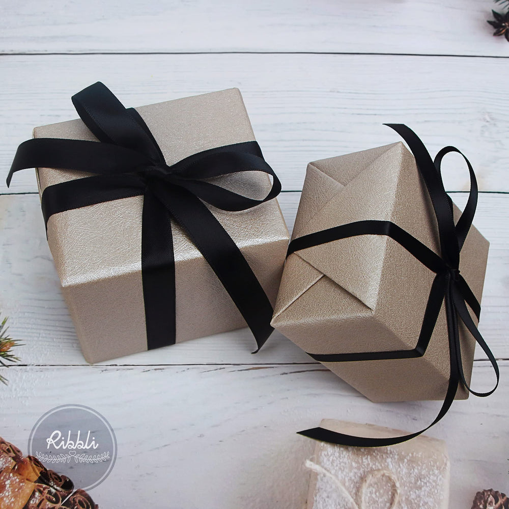 Ribbli cinta usada en un lazo de regalo que mejora presentación