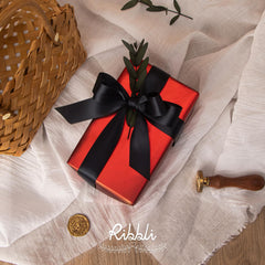 Ribbli en uso formando un lazo sobre un regalo para un acabado profesional
