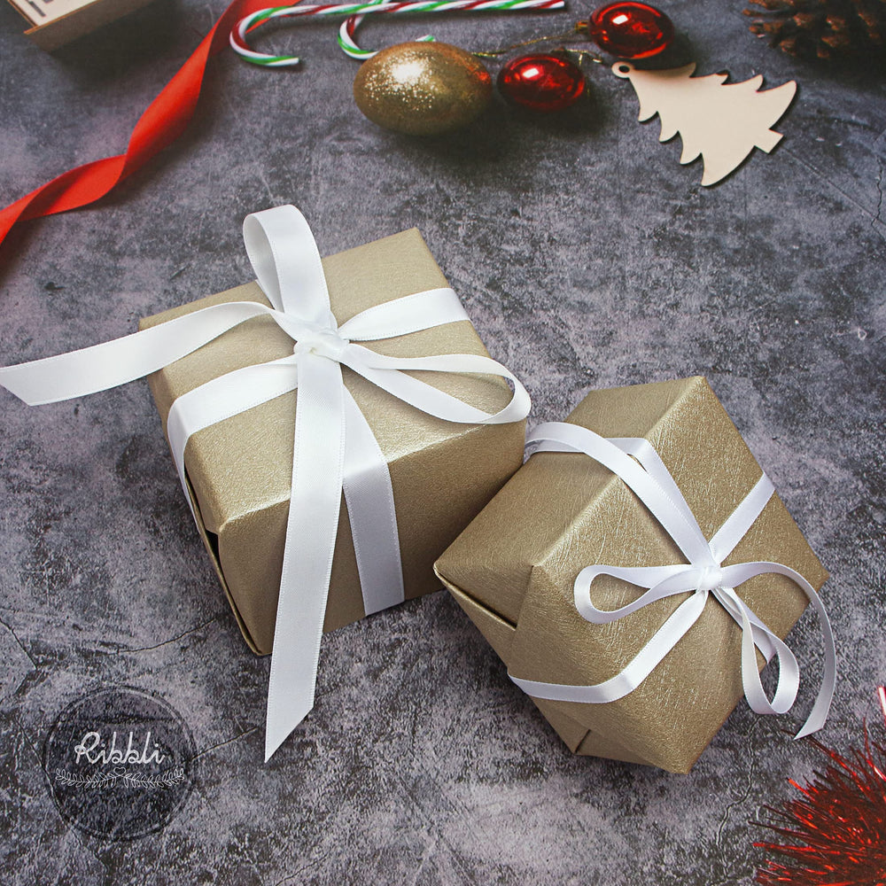 Ribbli cinta formando lazos en regalo, mejora presentación y elegancia