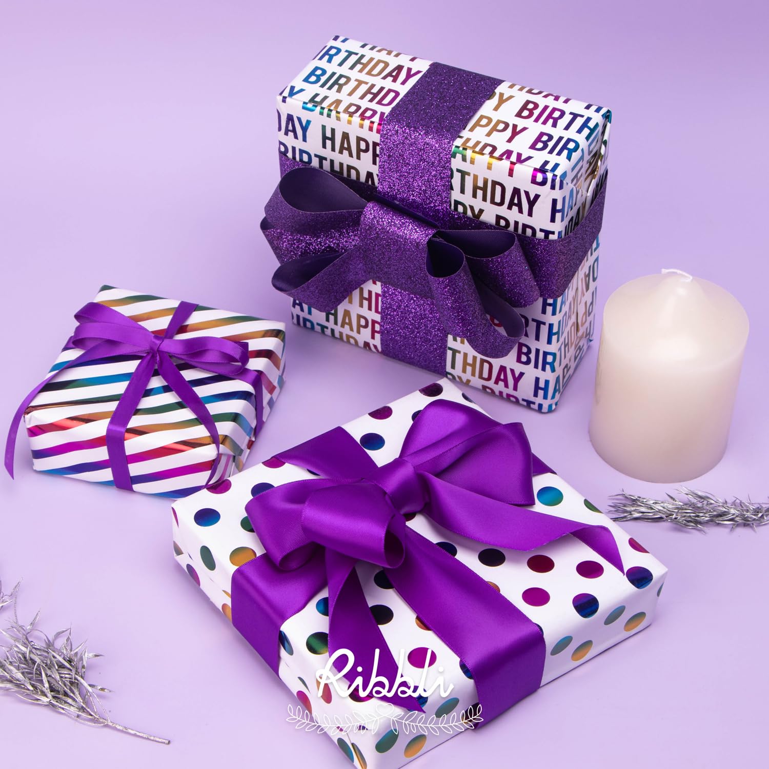 Ribbli uso del papel decorando una mesa de fiesta con brillo y colores armonizados