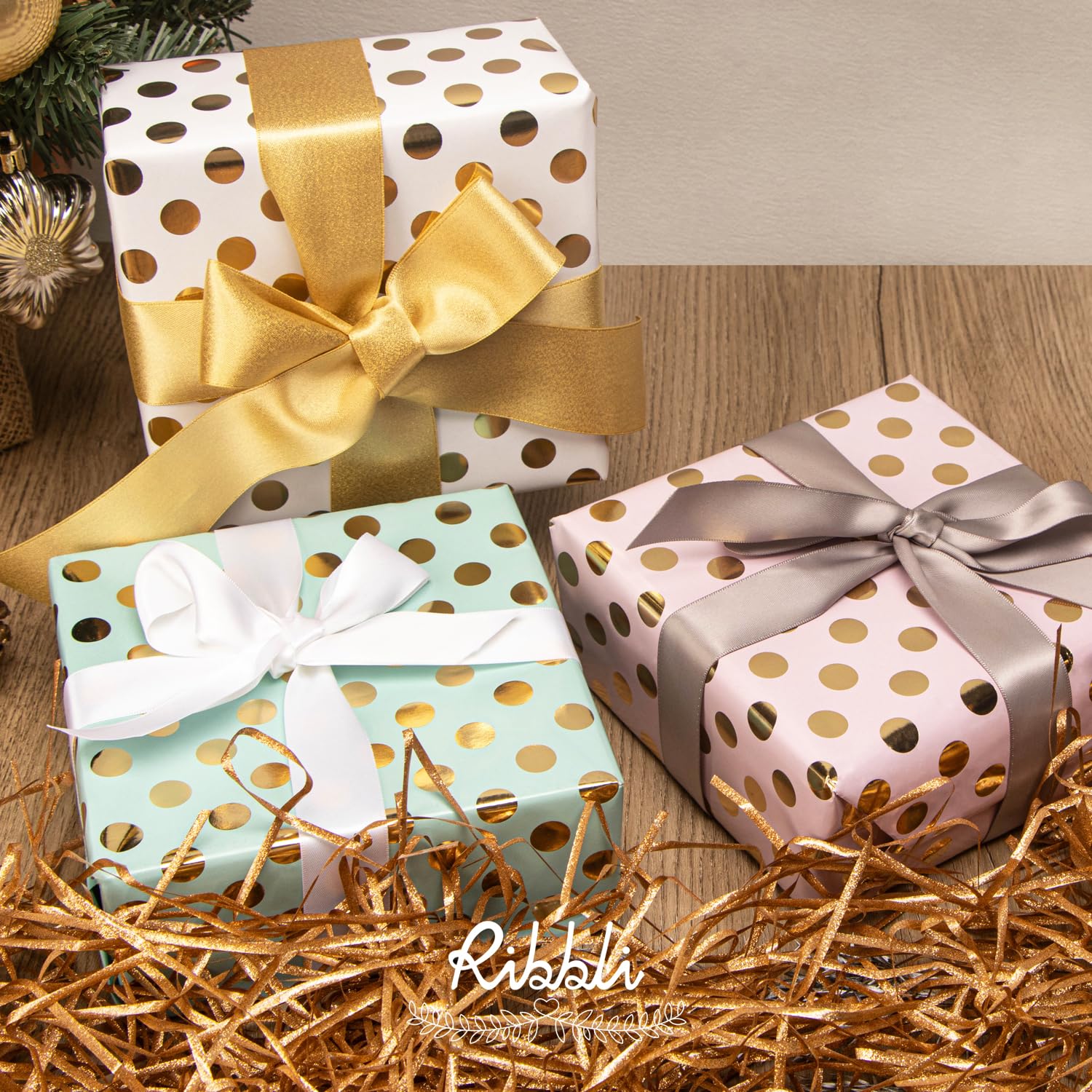 Ribbli papel usado como decoración mural en baby shower, ambiente alegre