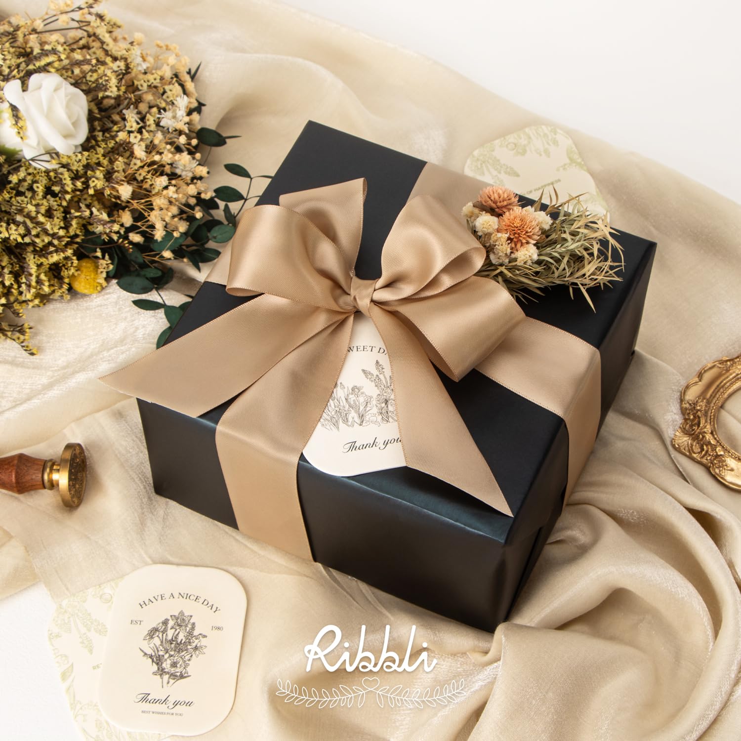 Ribbli papel en uso envolviendo caja pequeña para presentación pulida