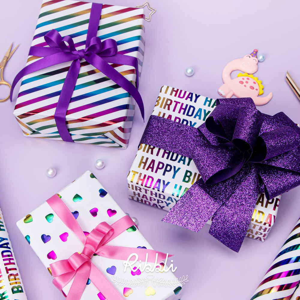 Ribbli papel en uso envolviendo un regalo pequeño con acabado atractivo