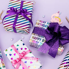 Ribbli papel en uso envolviendo un regalo pequeño con acabado atractivo