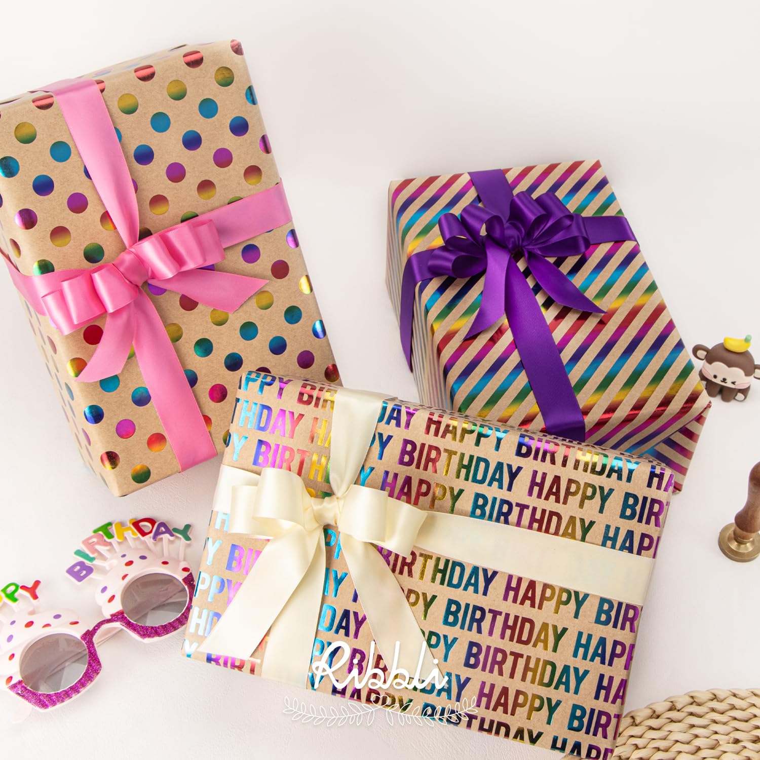 Ribbli papel envuelto alrededor de una caja de cumpleaños, aspecto profesional y festivo