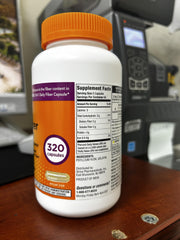 RIGHT REMEDIES persona sosteniendo una cápsula con los dedos, demuestra tamaño fácil de tragar