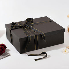 Rinrda tarjeta y cinta listos para personalizar el regalo