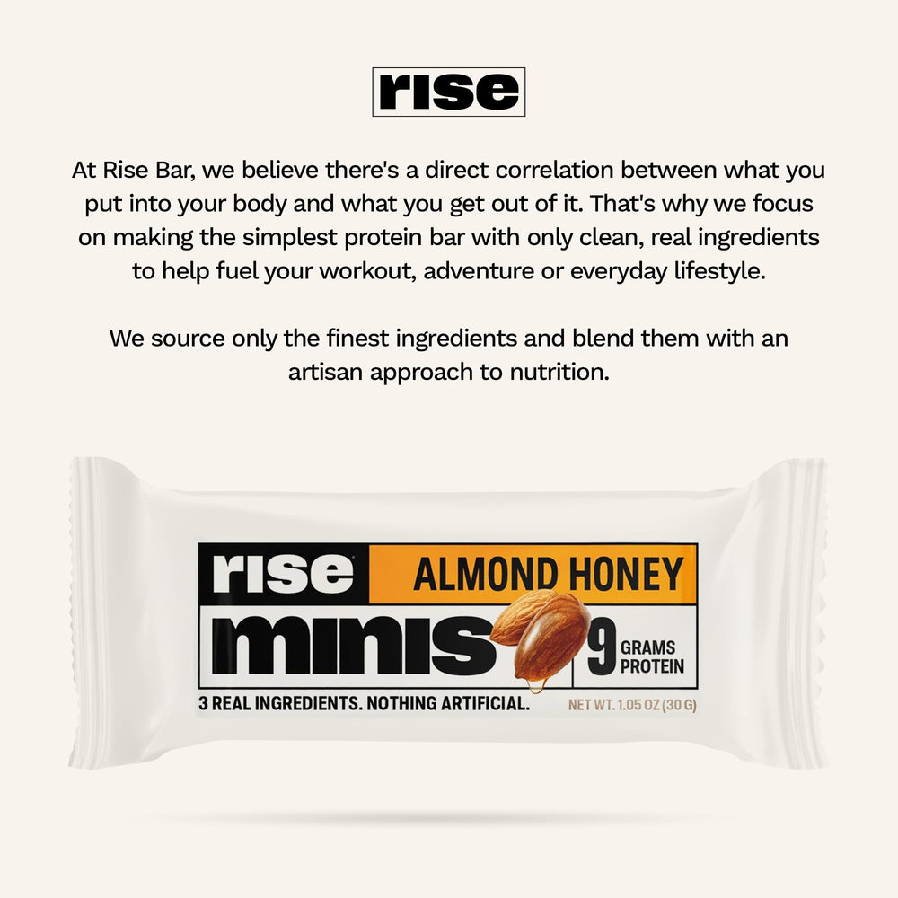 Rise barra junto a café en mesa, desayuno práctico y nutritivo