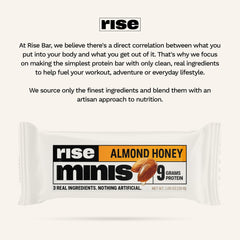 Rise barra junto a café en mesa, desayuno práctico y nutritivo