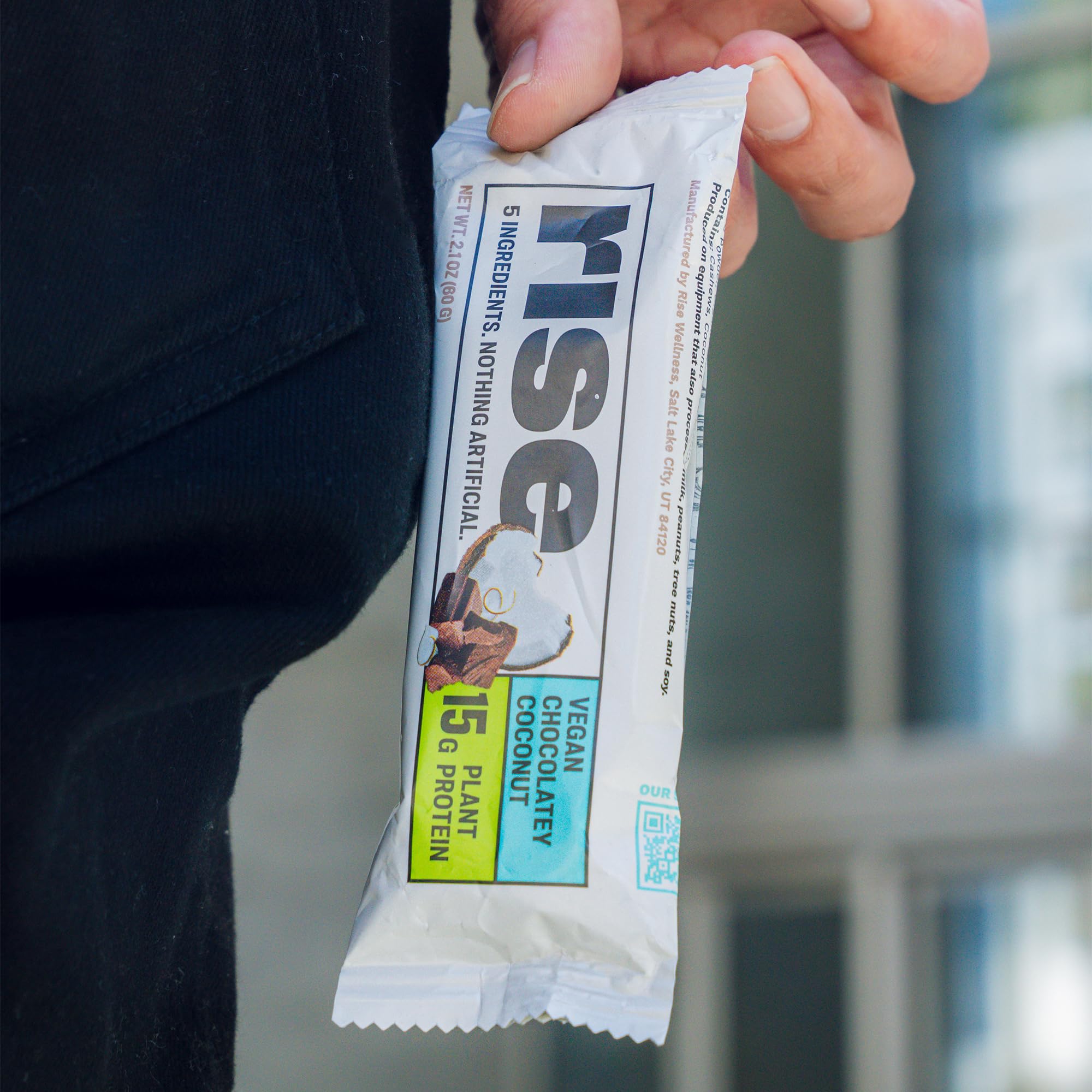 Rise etiqueta nutricional en primer plano, facilita verificar composición