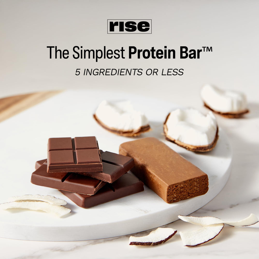 Rise barra junto a taza de café, desayuno rápido y alto en proteína