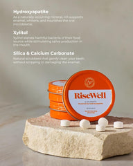 RiseWell mints junto a una tarjeta para comparar tamaño y conveniencia