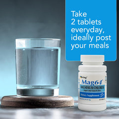 Rising Health Mag64 tableta junto a vaso de agua en una rutina matutina