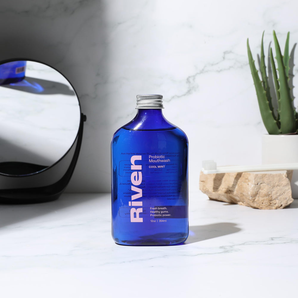 Riven en ambiente de baño transmitiendo rutina diaria fresca
