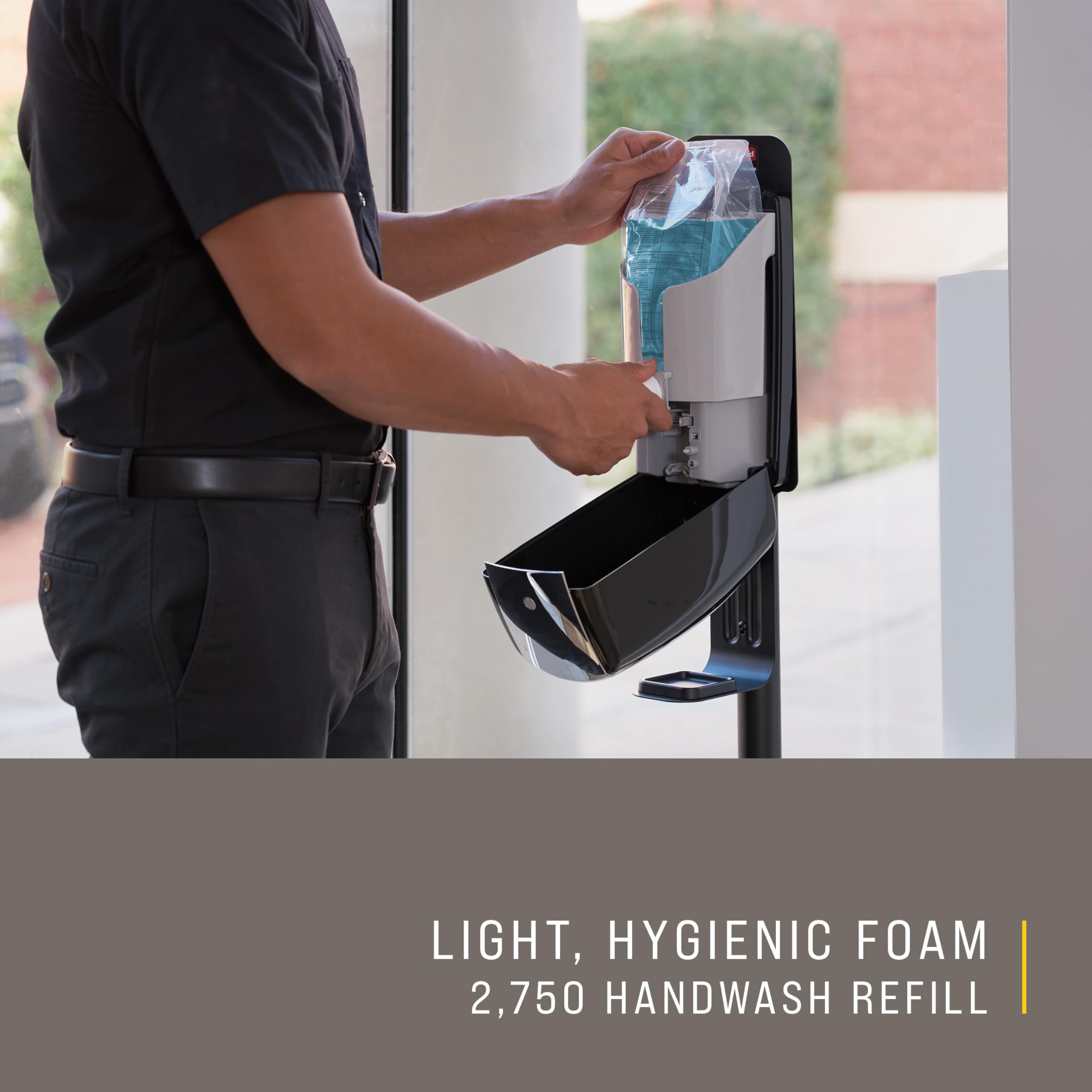 Rubbermaid recarga instalada en dispensador AutoFoam, asegura funcionamiento automático eficiente