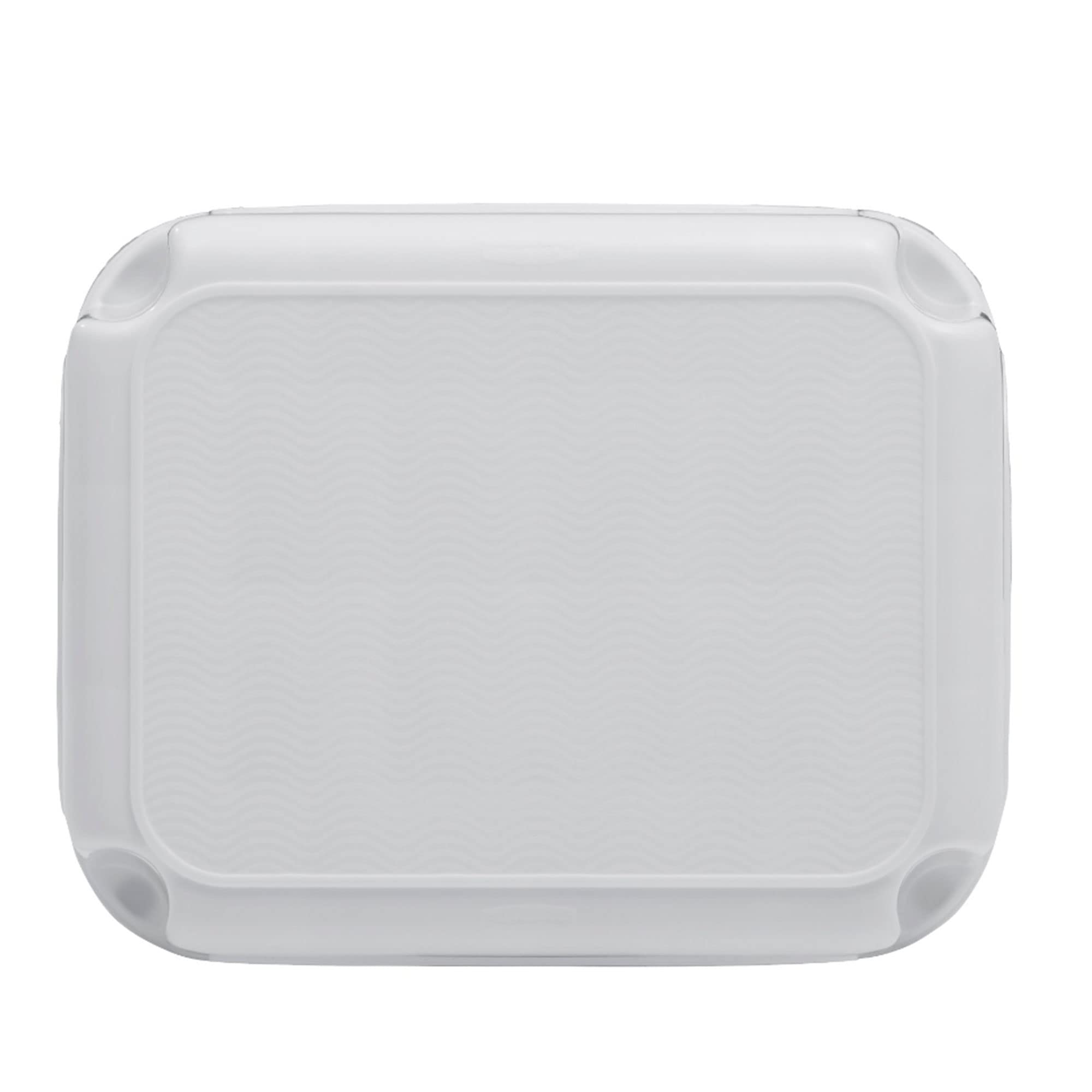 Taburete Rubbermaid en cocina facilitando acceso a armario alto