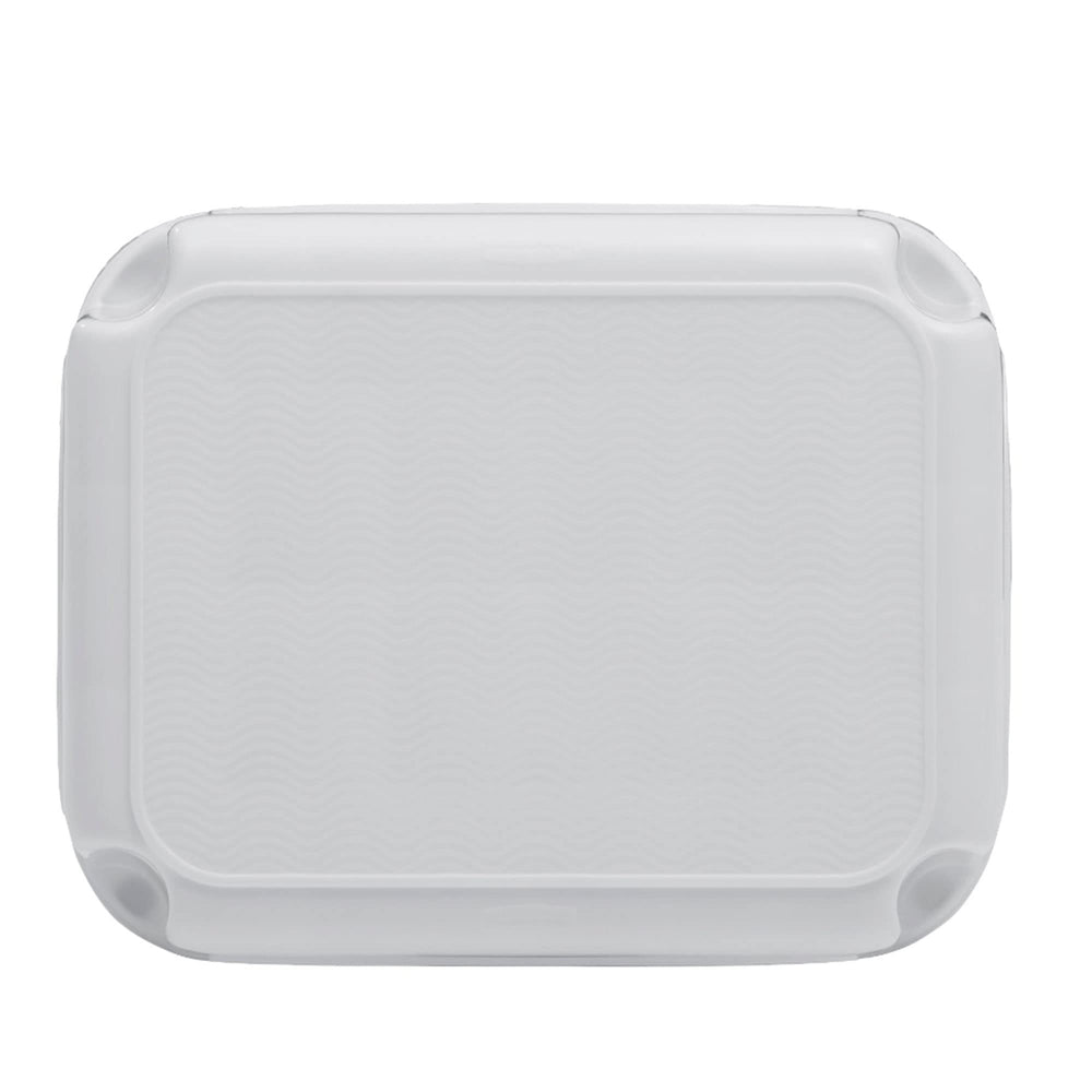 Taburete Rubbermaid en cocina facilitando acceso a armario alto