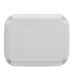 Taburete Rubbermaid en cocina facilitando acceso a armario alto