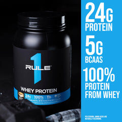 Batido preparado con Rule 1 Proteins en vaso, sabor cremoso listo para consumir