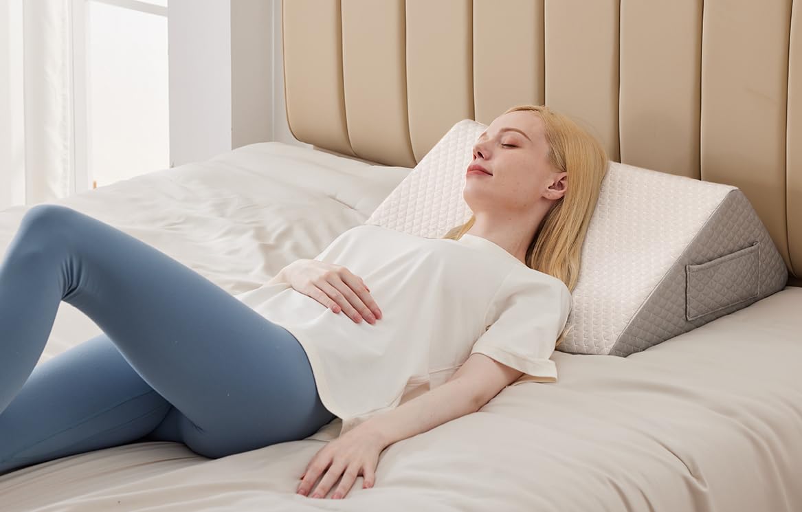 Ruqmuis en ambiente relajado sobre cama blanca y gris mostrando estética moderna