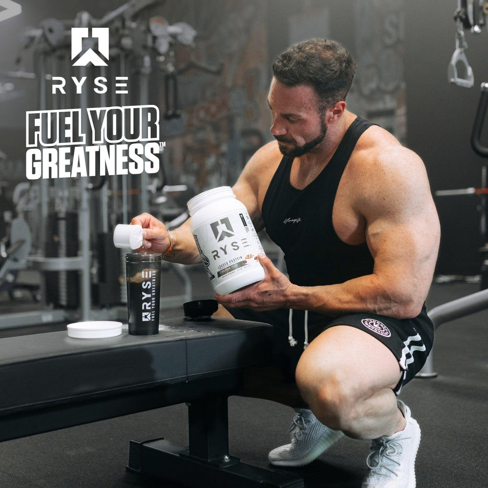 RYSE Up Supplements batido en gimnasio transmitiendo energía limpia y digestión ligera