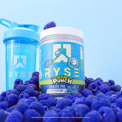 RYSE Up Supplements envase junto a mano para apreciar tamaño y porciones
