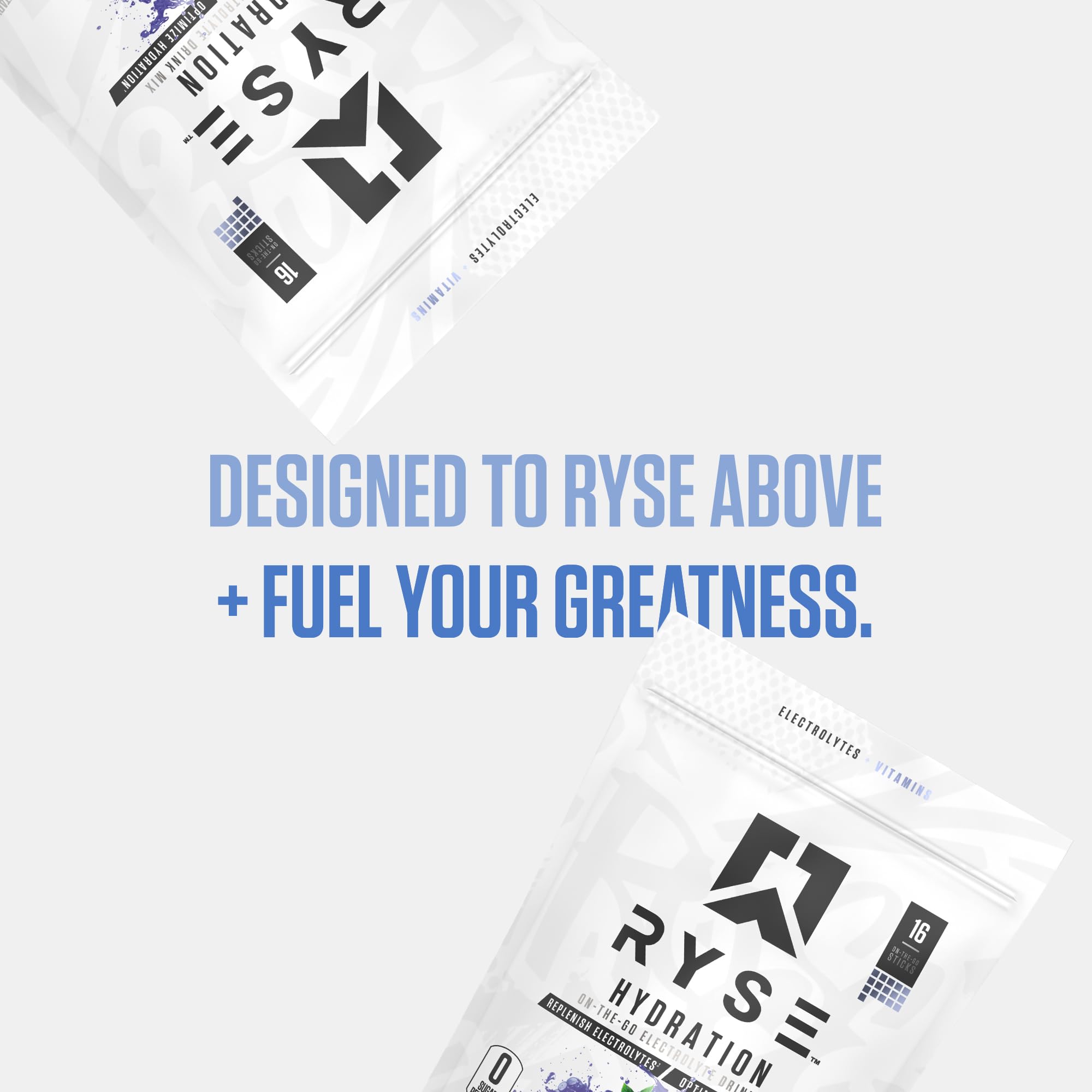RYSE Up Supplements comparación de tamaño de sobre junto a una mano para referencia de porción portátil