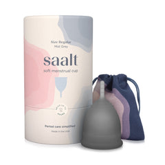 Saalt Soft Cup en empaque, almacenamiento discreto entre ciclos.