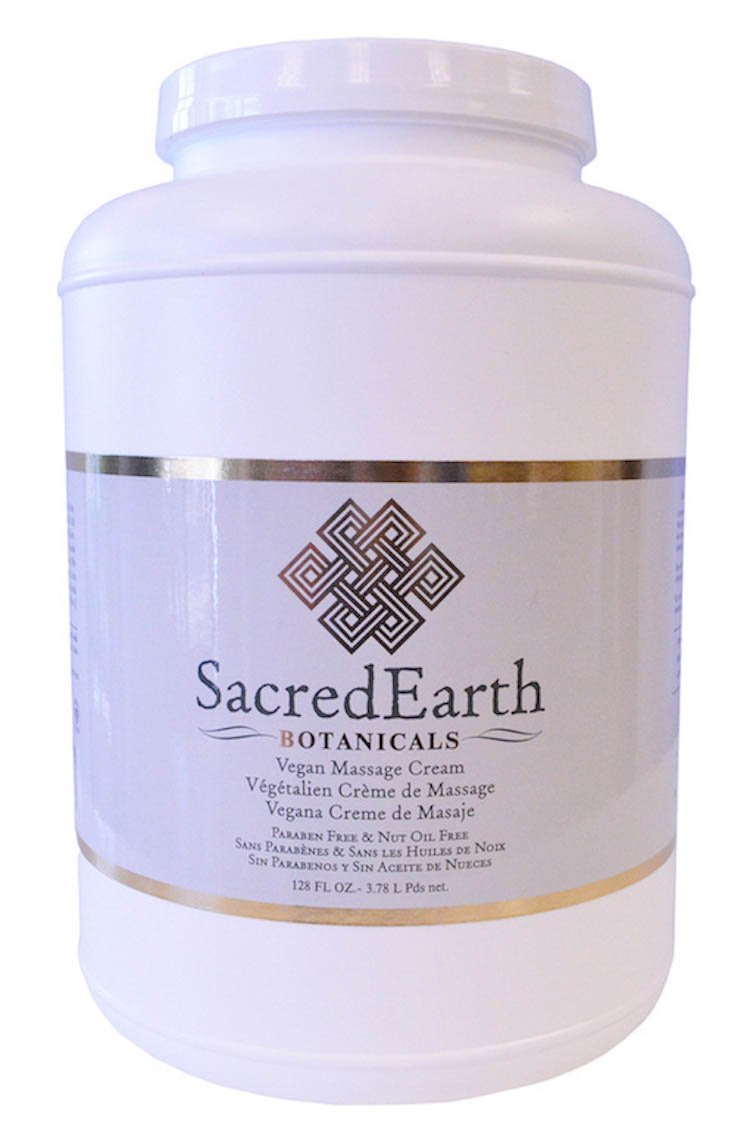 Sacred Earth Botanicals envase frontal 1 galón mostrando etiqueta y uso profesional