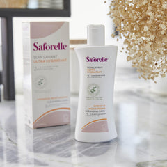 Saforelle dosificando gel en la palma para aplicación controlada y práctica