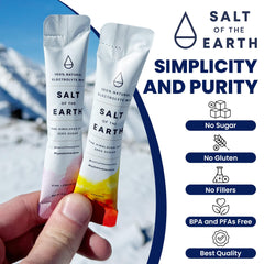 Salt of the Earth comparación de tamaño del sobre junto a una mano para referencia