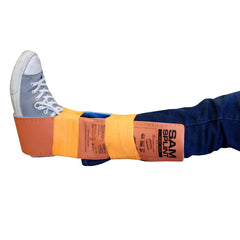 Comparación de tamaño SAM Medical Sam Splint junto a una mano, muestra escala práctica