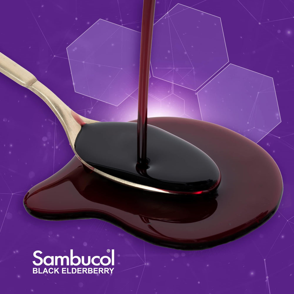 Sambucol botella en mano para comparar tamaño y escala del producto