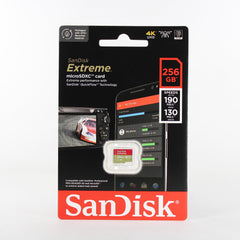 SanDisk Extreme insertada en smartphone demostrando expansión de almacenamiento rápida