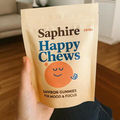 SAPHIRE HAPPY CHEWS niña feliz tomando gomita en un entorno familiar calmado