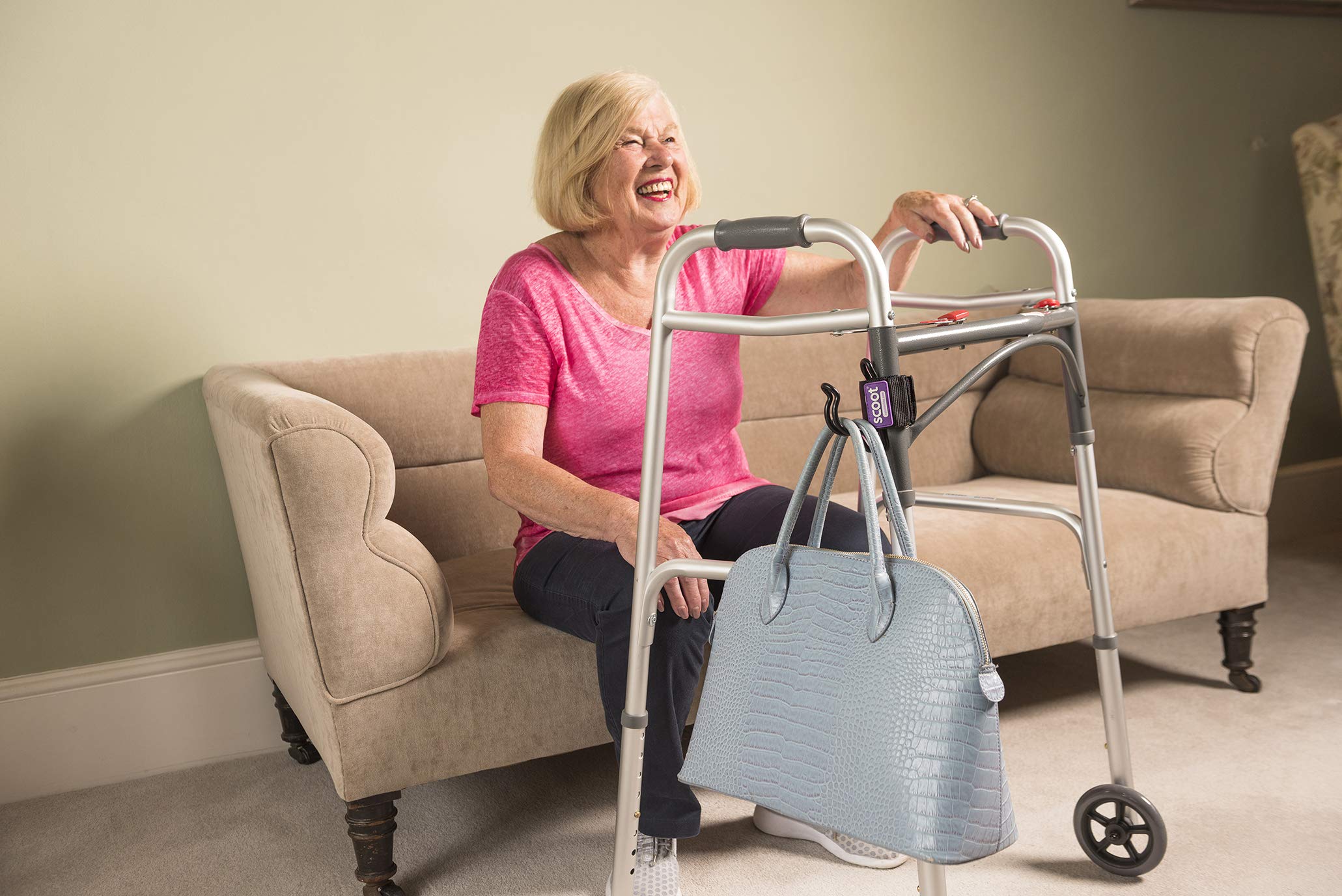 SCOOT gancho junto a regla para comparar tamaño y capacidad visible
