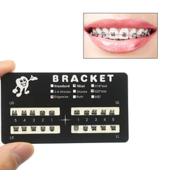 SEAVERRS brackets sostenidos en mano para comparar tamaño y facilidad de manejo en clínica
