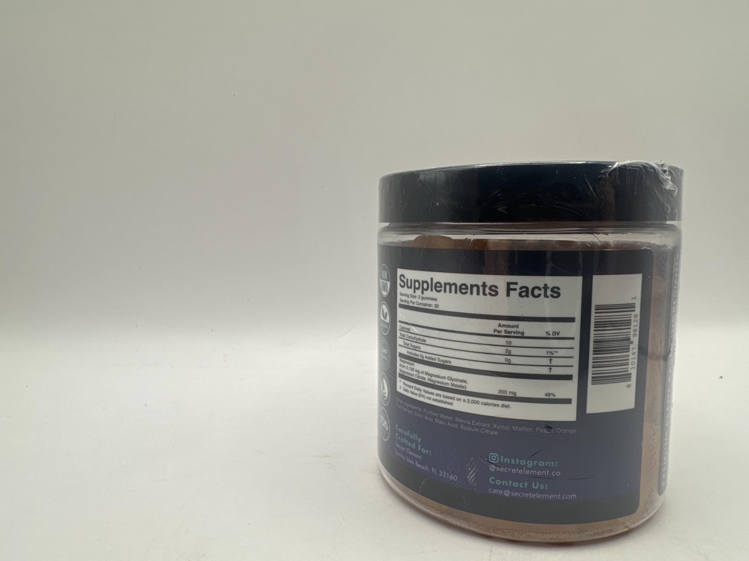 Secret Element gomita en mano para comparar tamaño y facilidad de consumo