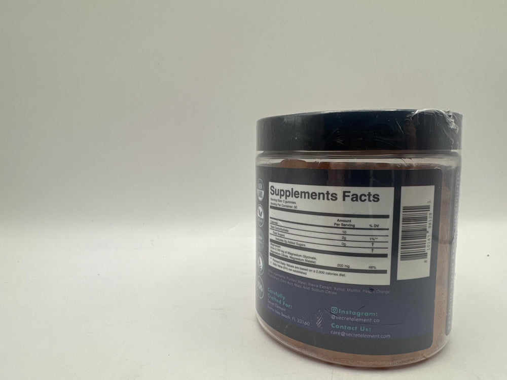 Secret Element gomita en mano para comparar tamaño y facilidad de consumo