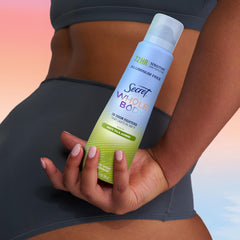 Secret spray dentro de un bolso en escena lifestyle para uso diario y confianza